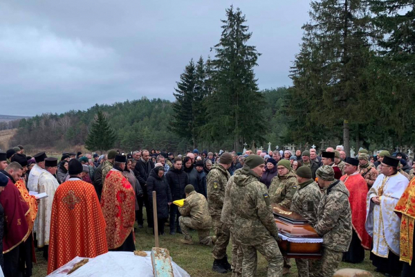 «Віддав життя за кожного з нас»: на Тернопільщині поховали захисника Романа Мидляка