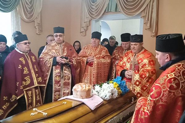 Плаче уся громада: на Тернопільщині поховали захисника Василя Короленка