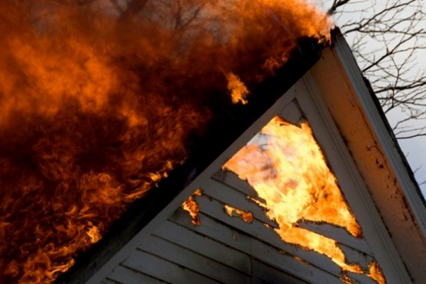На Чортківщині у пожежі травмувався чоловік, який намагався самотужки загасити вогонь