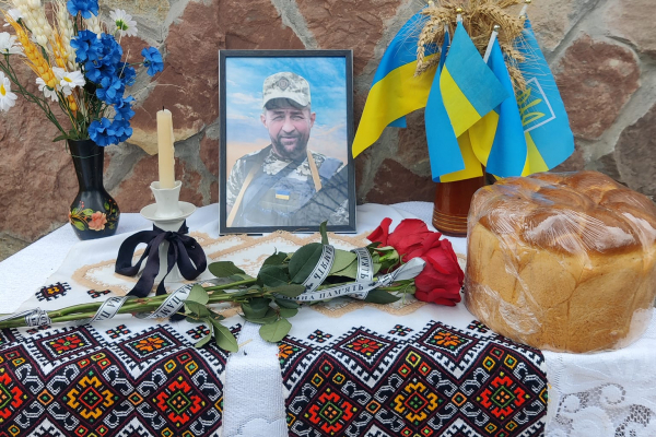 У Заліщицькій громаді відкрили меморіальну дошку воїну Віталію Дутчаку