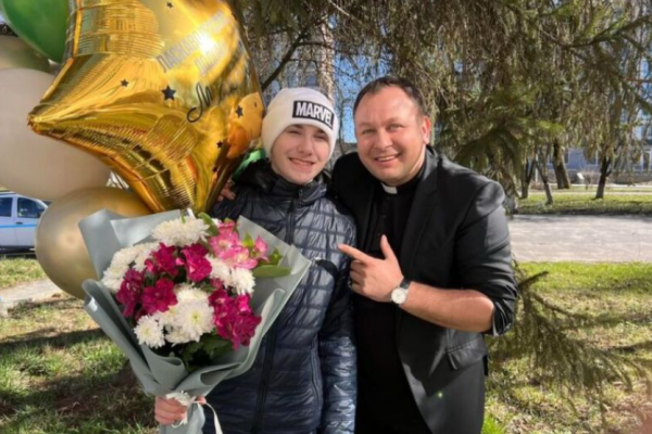 Відомий священник-блогер Олексій Філюк з Лановеччини взяв на виховання хлопця з сиротинця