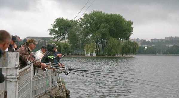 У Тернополі перевіряли дотримання правил рибальства на міському ставі