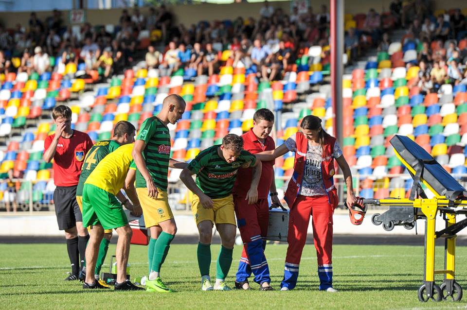 Нападник тернопільської «Ниви» наприкінці матчу з ужгородським «Минай» отримав травму голови