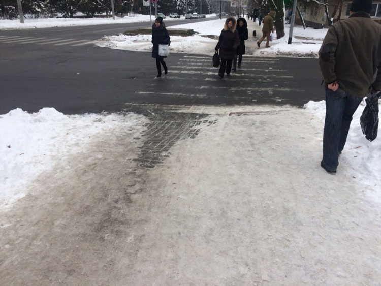 Тернополяни скаржаться на нерозчищені тротуари
